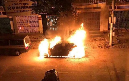 Ô tô Mercedes bốc cháy dữ đội trong đêm ở Quảng Ninh