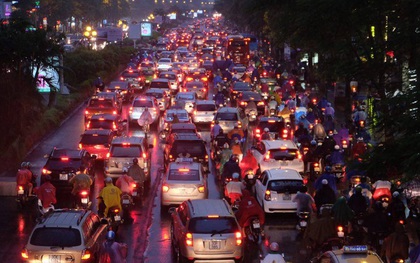 Chùm ảnh: Ảnh hưởng của bão số 10, người Hà Nội vội vã về nhà trong cơn mưa lớn