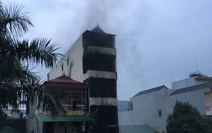 Hà Nội: CSGT trèo tường cứu 5 người trong ngôi nhà cháy lớn lúc nửa đêm, 2 con gái chủ nhà tử vong