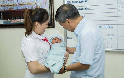 Hà Nội: Nhờ người bế hộ để đi vệ sinh, mẹ bỏ con trai khoảng 10 ngày tuổi bụ bẫm ở bệnh viện