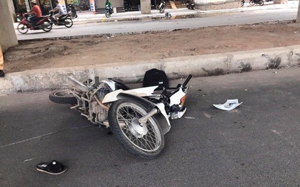 Hà Nội: Nam thanh niên đi xe máy tông vào 2 người đi bộ, cả 3 nhập viện cấp cứu