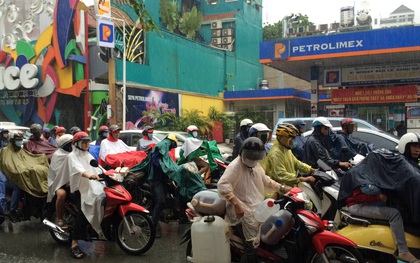 Sài Gòn mưa như trút nước vào sáng sớm đầu tuần, người dân chật vật đến nơi làm việc