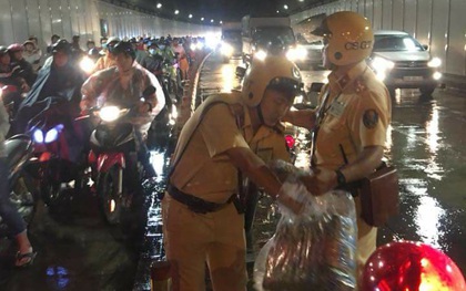 Hình ảnh đẹp đêm trung thu ở Sài Gòn: 2 chiến sĩ CSGT phát áo mưa miễn phí cho người dân trong hầm Thủ Thiêm