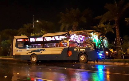 Hà Nội: Xe chở khách du lịch ở sân bay Nội Bài nát đầu sau va chạm với xe tải