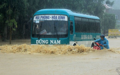 Trăm xe lặn ngụp giữa biển nước lũ Hòa Bình