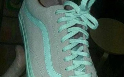Một câu hỏi lại khiến cộng đồng mạng đau đầu: Chiếc giày này màu hồng-trắng hay xanh-xám?