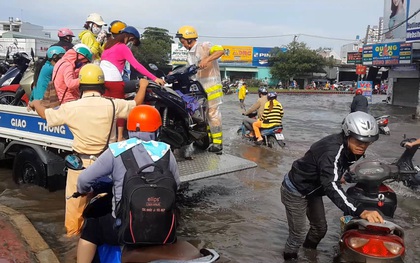 Hình ảnh đẹp: CSGT điều xe công vụ chở xe chết máy giúp người dân thoát khỏi đường ngập ở Sài Gòn