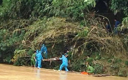 Thi thể mắc trên lùm cây, nghi là sĩ quan biên phòng bị lũ cuốn