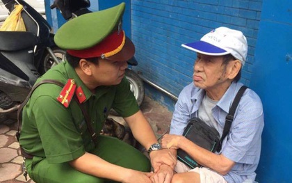 Cụ ông gặp nạn chảy nhiều máu nhưng không chịu đi bệnh viện và cái nắm tay động viên của chiến sĩ công an Hà Nội