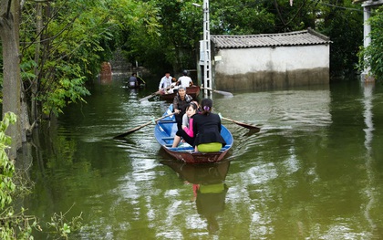Hà Nội: Sau 1 tuần mưa lũ người dân huyện Mỹ Đức vẫn chèo thuyền vào nhà