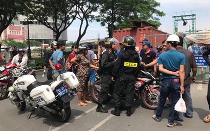 Tạm đình chỉ Cảnh sát cơ động dùng chân lên gối nam sinh giữa đường phố Sài Gòn