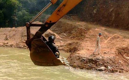 Rùng mình cảnh người dân miền núi qua suối bằng máy múc