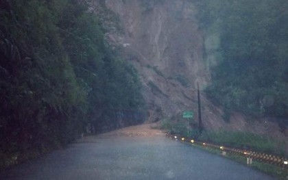 Sạt lở núi liên tiếp ở Huế, 6 người mắc kẹt giữa đường trong đói rét