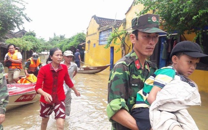 Bộ đội dùng ca nô vượt lũ đưa bé trai 10 tuổi bị đau ruột thừa đi cấp cứu ở Hội An