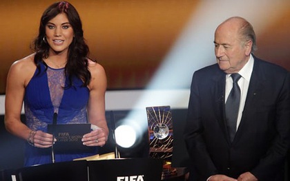 SỐC!!! Blatter bị tố quấy rối tình dục nữ cầu thủ tại lễ trao Quả Bóng Vàng
