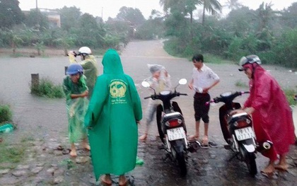 Trên đường đi làm về, 2 vợ chồng bị nước lũ cuốn trôi