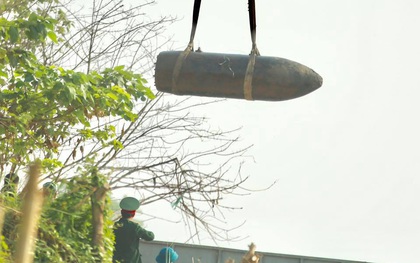 Hà Nội: Trục vớt thành công quả bom dài 2m ở chân cầu Long Biên