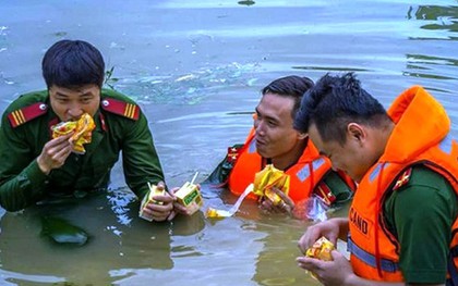 Công an, bộ đội dầm mình trong nước ăn vội, giúp dân chống lũ dữ