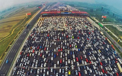 Cảnh tượng dòng người ùn ùn rời thành phố mùa lễ hội chỉ nhìn thôi đã muốn nghẹt thở