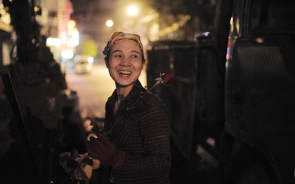 [20/10] Theo chân những phụ nữ Việt vất vả mưu sinh trong đêm và nụ cười bừng sáng ngày lễ dành cho chính họ