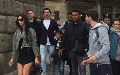Bạn gái Ronaldo mặc váy ngắn cũn cỡn đến thánh đường linh thiêng