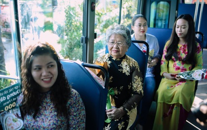 Những đóa hồng dành tặng các cô, các mẹ trên chuyến xe bus đặc biệt trong ngày 8/3 ở Sài Gòn
