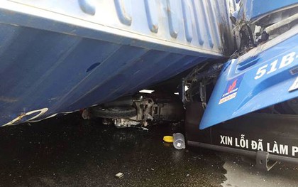 Người đàn ông thoát nạn hy hữu khi xe container lật trên xa lộ