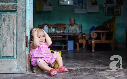 Cô gái gần 30 vẫn mang hình hài của đứa trẻ 2 tuổi: Lủi thủi trong nhà cả đời, không có bạn cùng chơi