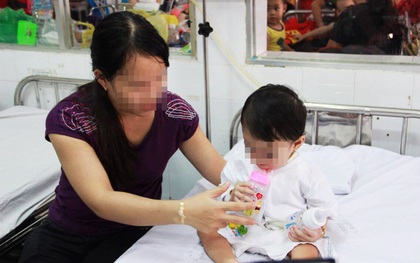 TP.HCM: Mẹ cho tắm liền sau khi bú no, bé gái 20 ngày tuổi sặc sữa ngưng thở