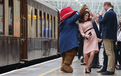 Công nương Kate bất ngờ xuất hiện rạng rỡ, khiêu vũ trên sân ga London