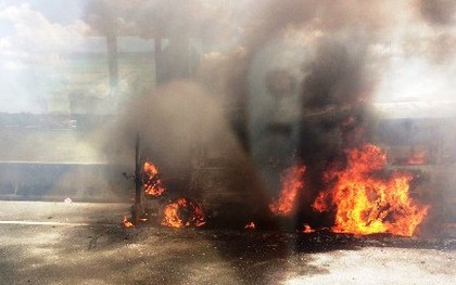 Xe khách bốc cháy dữ dội trên cao tốc Trung Lương