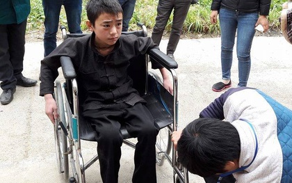 Nhói lòng cậu bé người Mông mất đi đôi chân vì căn bệnh máu không đông