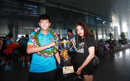 Cầu thủ U15 Việt Nam nâng cao cúp vô địch về nước