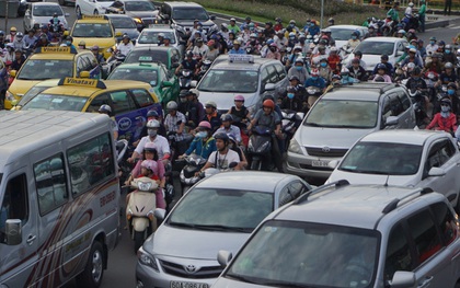 Cửa ngõ sân bay Tân Sơn Nhất hỗn loạn vì sự cố giao thông