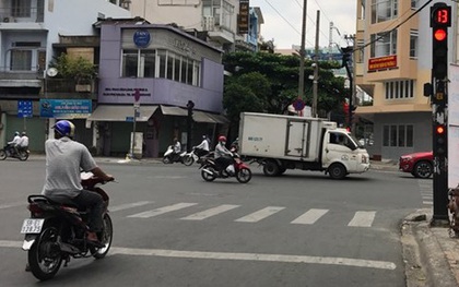 Một mình lưu thông, nhưng vẫn dừng đèn đỏ