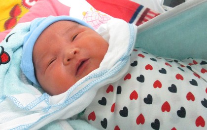 Bé trai 5 ngày tuổi bị bỏ rơi ở Viện Huyết học - Truyền máu TƯ: "Có thể mẹ bé vẫn ở đâu đây!"