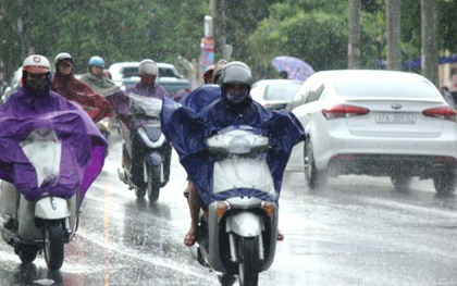 Người dân sung sướng trước cơn mưa giải nhiệt sau 1 tuần nắng nóng