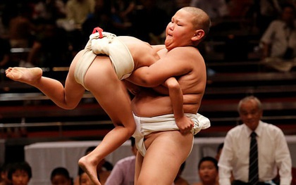 Xem trẻ em Nhật đấu võ sumo rèn tính can đảm