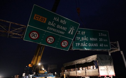 Ảnh: Gãy giàn biển báo giao thông, hàng loạt phương tiện "chôn chân" trên cao tốc Hà Nội - Bắc Giang