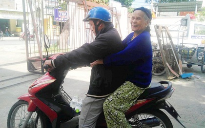 Cụ bà 84 tuổi xách túi đồ đi lang thang mừng rơi nước mắt khi được con trai, con gái đến đón về