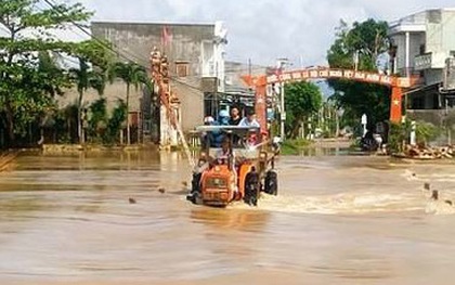 Đường phố Bình Định chìm trong biển nước, người dân dùng máy cày vượt lũ
