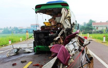 Hiện trường xe khách biến dạng, 5 người chết ở Bình Định