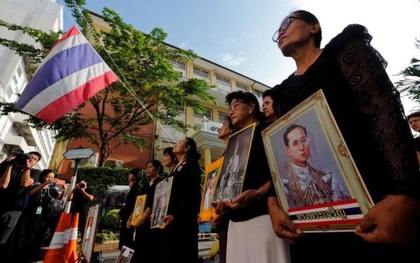 Một năm ngày mất Quốc vương Bhumibol Adulyadej: Những hình ảnh nỗi đau mất mát mà người dân Thái Lan không bao giờ quên