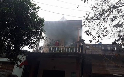 Thắp hương cúng ông Táo, nhà 2 tầng bốc cháy