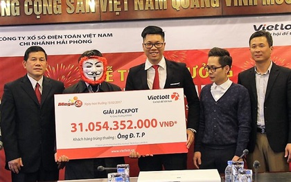 Người Hà Nội trúng số độc đắc 31 tỷ đồng đeo mặt nạ hacker tới nhận giải