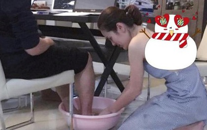 Cận ngày 8/3, bức ảnh nữ doanh nhân xinh đẹp rửa chân cho chồng "vì nghĩa" khiến dân mạng xôn xao