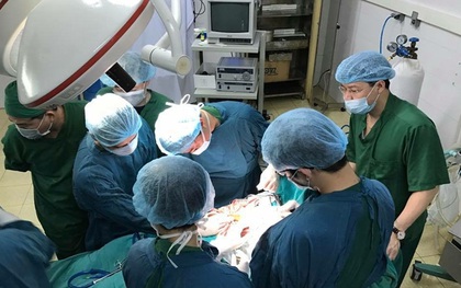 Kỳ tích cứu sống cô giáo bị ô tô đè qua người