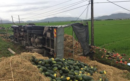 Hà Tĩnh: Xe tải chở 20 tấn dưa lật úp xuống ruộng, dân ra bốc giúp