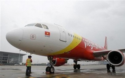 Kiểm soát viên không lưu ngủ quên, hai máy bay Vietjet không thể cất, hạ cánh