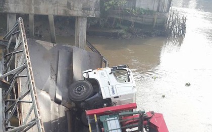 Xe tải đang qua cầu nông thôn thì bị sập, rớt xuống sông
